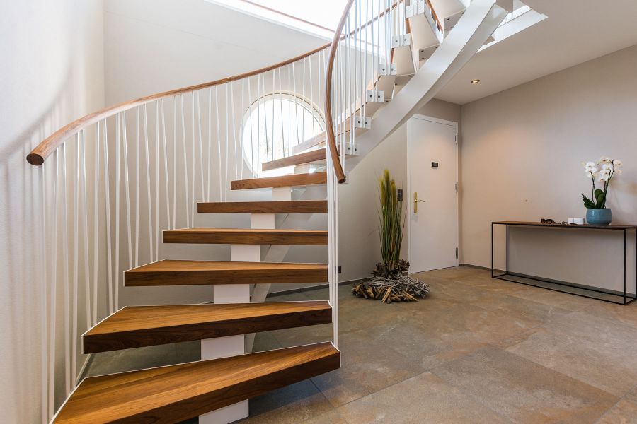 Das Treppengelaender der Seevilla