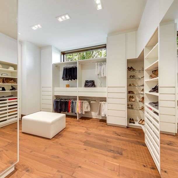 Hotelzimmer des Ema House mit Doppelbett und Sessel