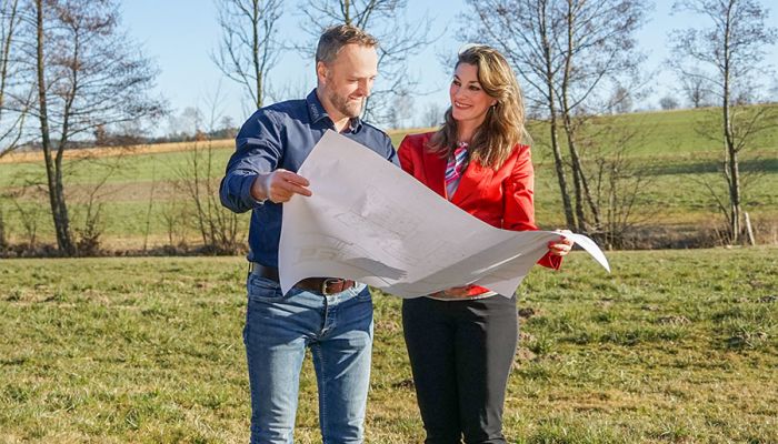 Projektleiter und Bauherr besprechen einen Plan