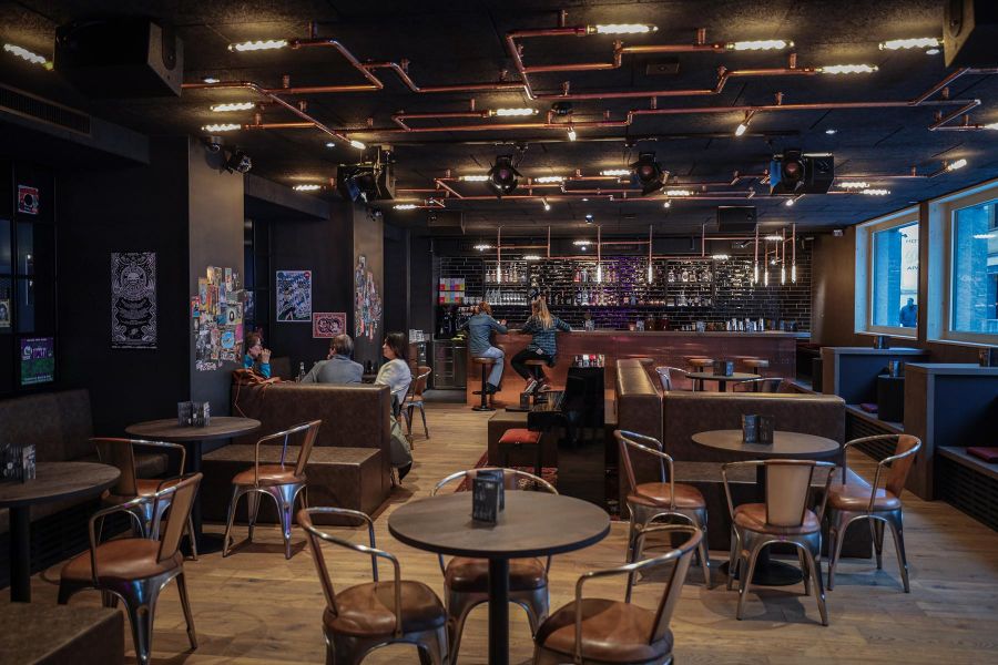 Barbereich mit Sitzmöglichkeiten industrial style