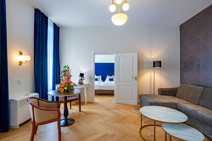 gro&szlig;z&uuml;gige Suite mit Wohnbereich und anschlie&szlig;endem Schlafzimmer 