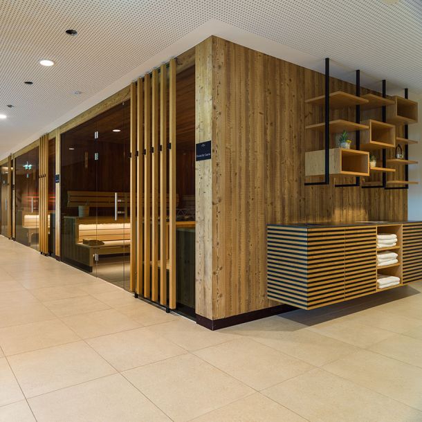 Innenausbau mit Sauna und Ruhebereich