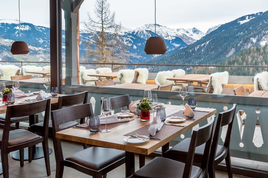 Essensbereich mit Panorama im Hotel The Alpin Mountain Resort in Tschiertschen