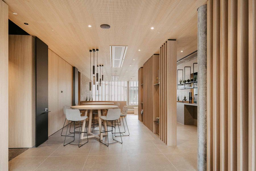 Aufenthaltsraum mit Hochstühlen und rundem Tisch