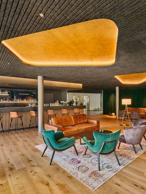 Hotellobby mit Sitzgruppe im Thermenhotel