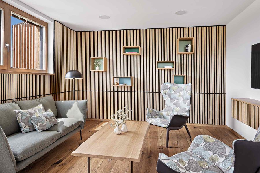 TV-Raum mit Sesseln und Sofa