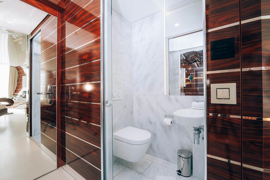 Badezimmer Yachtkabine im Hotel Victory Therme Erding mit Schiebetür aus Glas