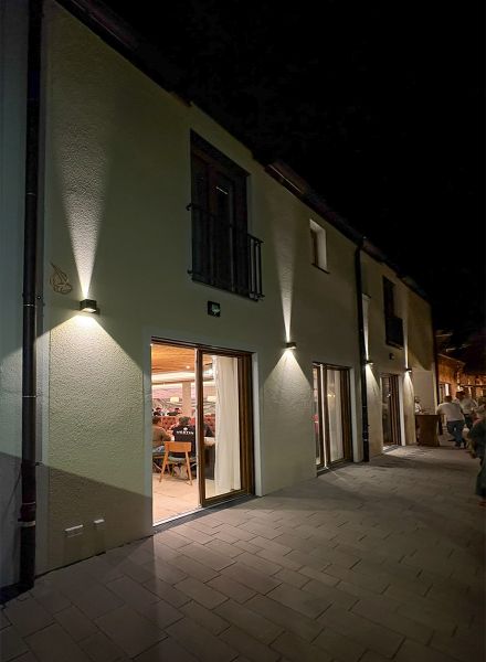 Außenansicht des fertiggestellten Anbaus mit Ausführung von Appia in Marktl nahe der Autobahn