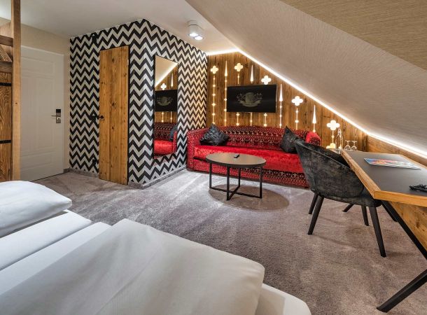 Sitzgelengenheit im Hotelzimmer des Schaefflerwirts