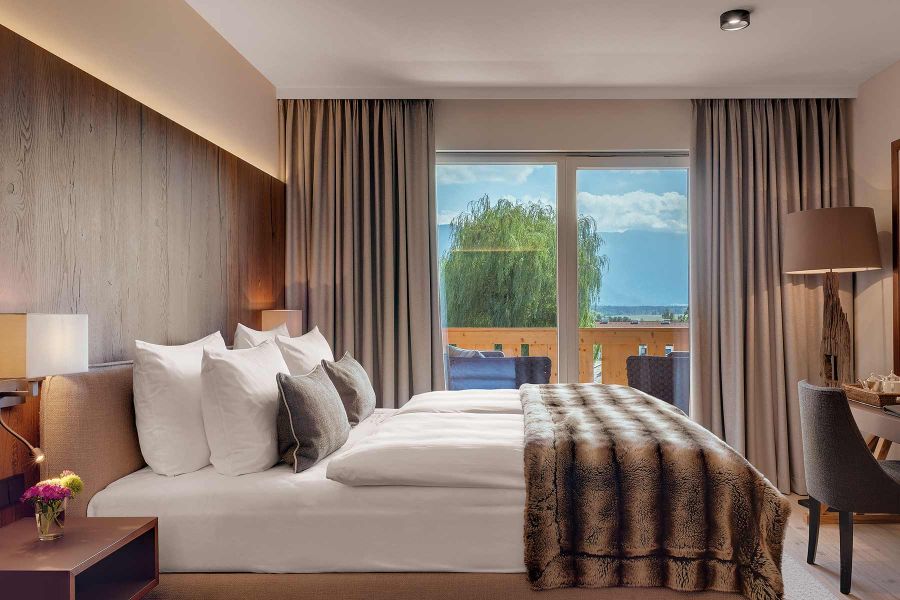 Doppelzimmer in warmen Brauntönen mit faszinierendem Ausblick
