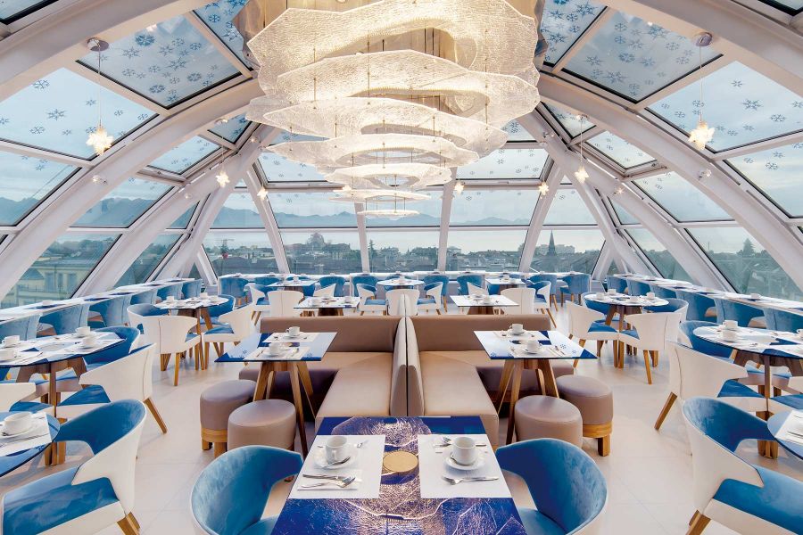 Moderne Dachterrasse des Hotels Agora Swissnight in Lausanne, mit Blick auf die Stadt, stilvollen Loungem&ouml;beln und einer einladenden Atmosph&auml;re f&uuml;r G&auml;ste