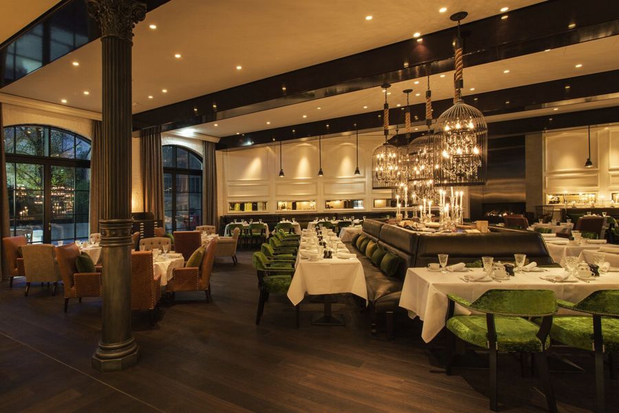 großzügige Gestaltung im Hotelrestaurant Zoo Hotel mit braunen und grünen Elementen