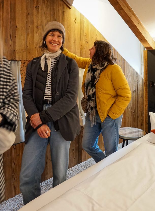 Traditionell gestaltetes Doppelzimmer im Gasthof Schäfflerwirt Aschheim mit massiven Holzelementen schräger Dachkonstruktion und klar gegliedertem Schlafbereich