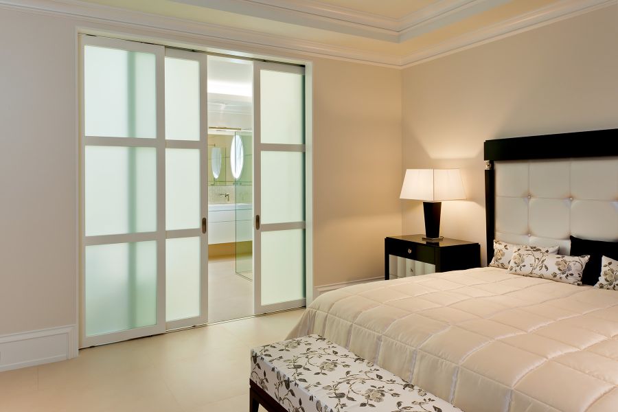 Schlafzimmer mit Zugang zum Badezimmer in der Private Residenz