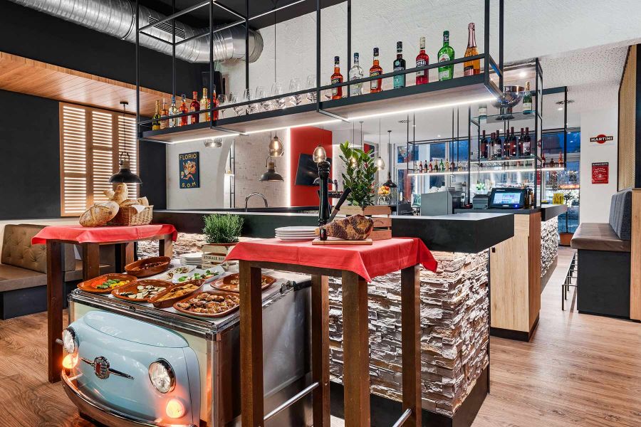 Barbereich des Pizza und Pasta in Eggenfelden mit diversen Deko-Elementen