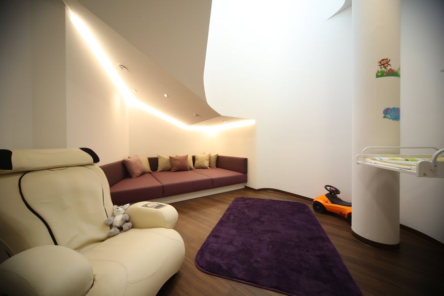 Aufenthaltsraum mit Sofa und Wickeltisch