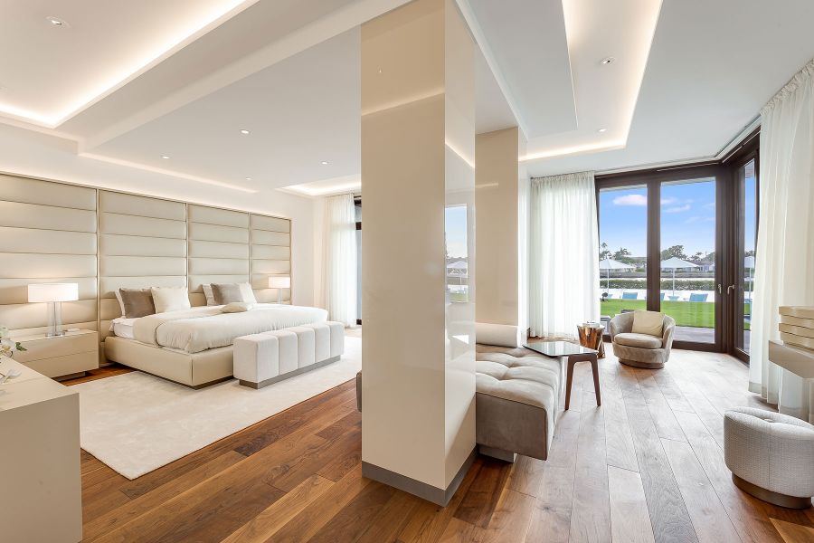 geräumiges Schlafzimmer mit Doppelbett, diversen Sitzmöglichkeiten und Ausblick ins Grüne