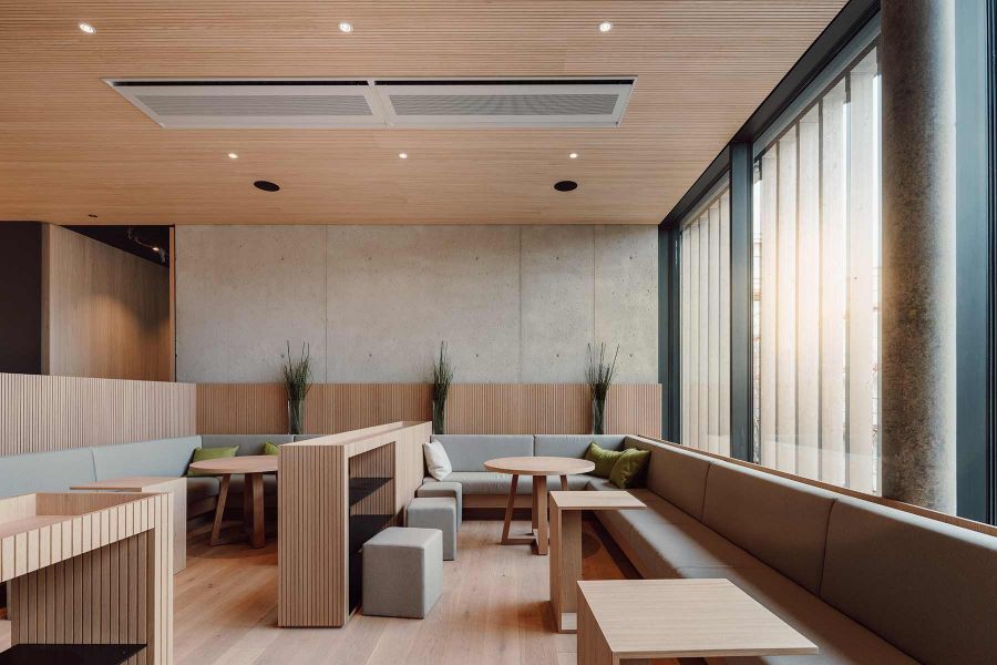 Sitzgruppen mit rundem Tisch und grünen Kissen bei Loxone