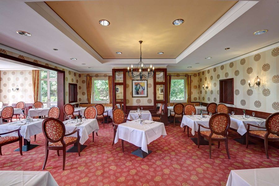 Restaurantbereich St. Wolfgang in den Farben rot und braun