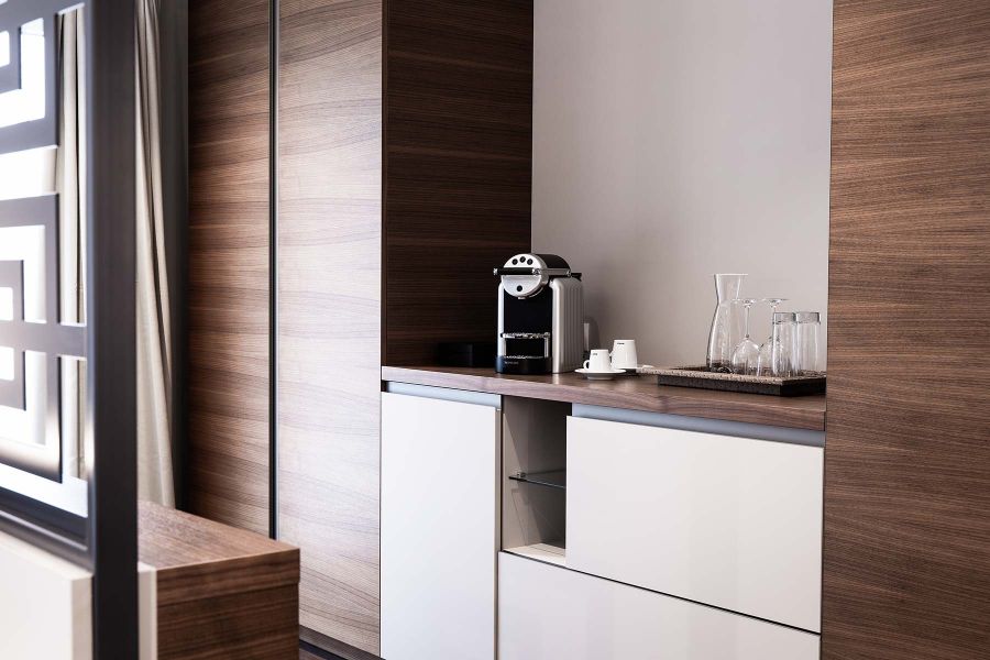 Nuhr Medical Center kleine Bar in Hotelzimmer mit Kaffeemaschine