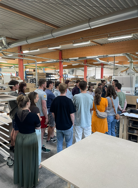 Studenten in der Schreinerei von Appia