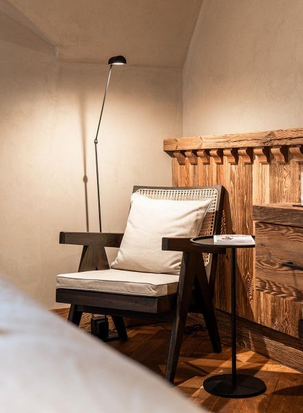 Profiled cornice on the wall panelling