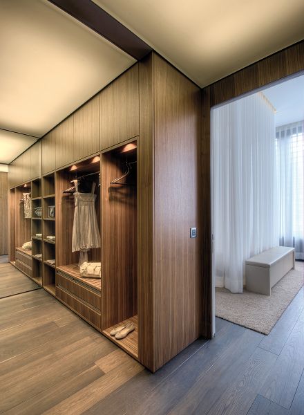 Großzügige Ankleide mit Verbindungstür zum Schlafzimmer der Maestro Suite in Zürich