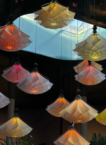 Bunte sich bewegende Leuchten in der Therme Erding