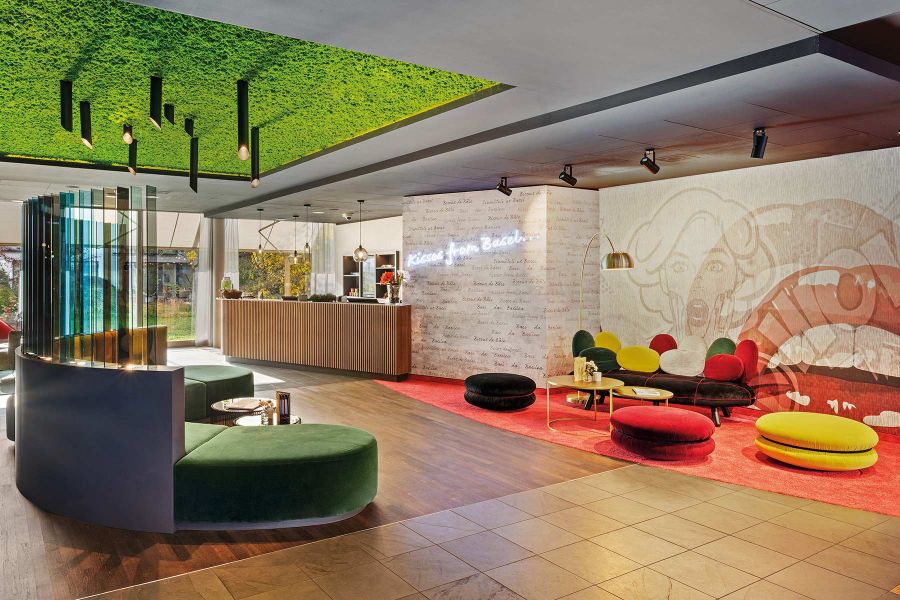 Öffentlicher Bereich mit Lounge und Theke im Essential by Dorint in Basel