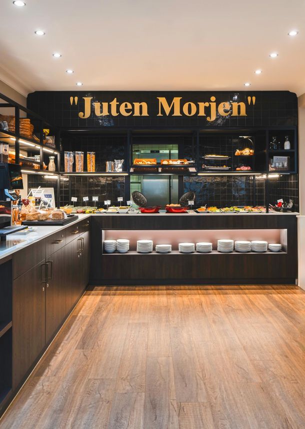 Frühstücksbereich im Living Hotel Berlin Großer Kurfürst mit modernem Design und gemütlicher Atmosphäre