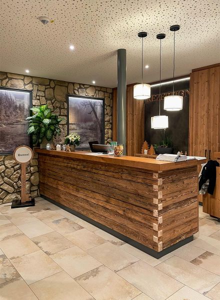 Maßgefertigter Empfangstresen in der hauseigenen Schreinerei von Appia