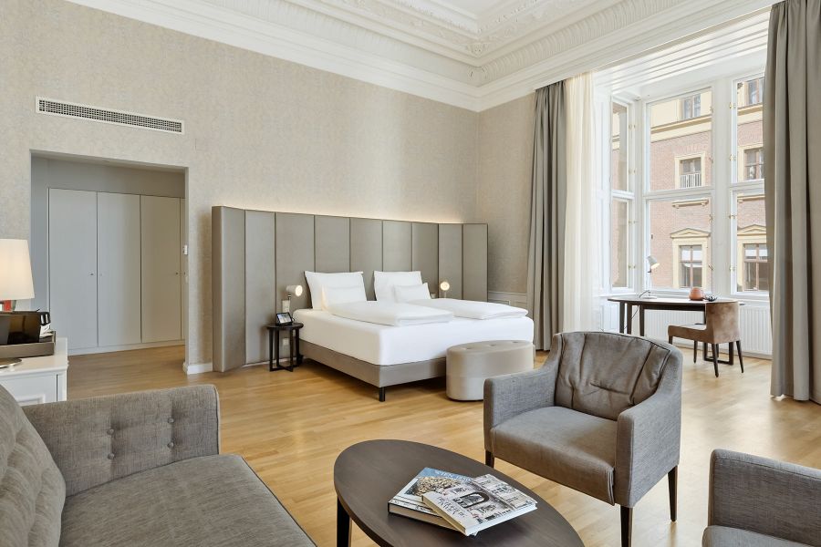 Suite mit Kingsize-Bett im Hotel Rathauspark in Wien von Appia