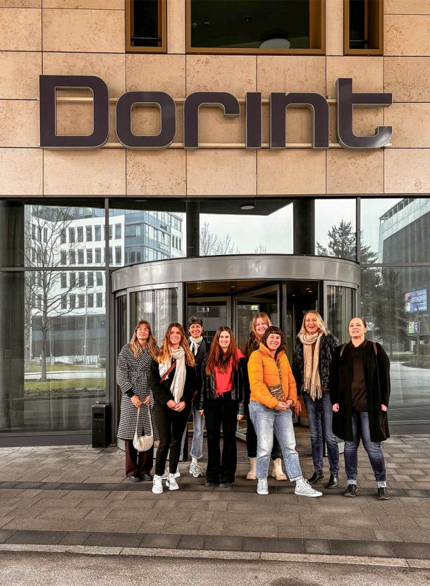 Appia-Team vor dem Eingang des Dorint Business Campus Garching mit großflächiger Steinverkleidung