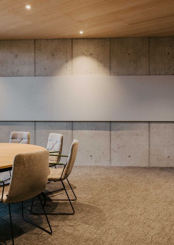 Sichtbetonwand mit dezentem Interior Design