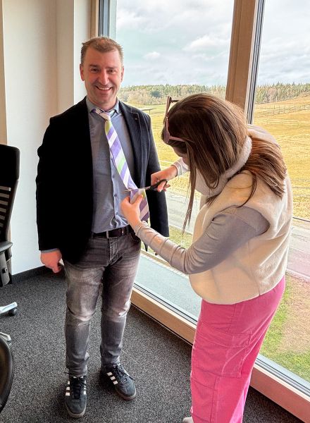 Faschingsbrauch Krawatte abschneiden in der Hochbauabteilung bei Appia