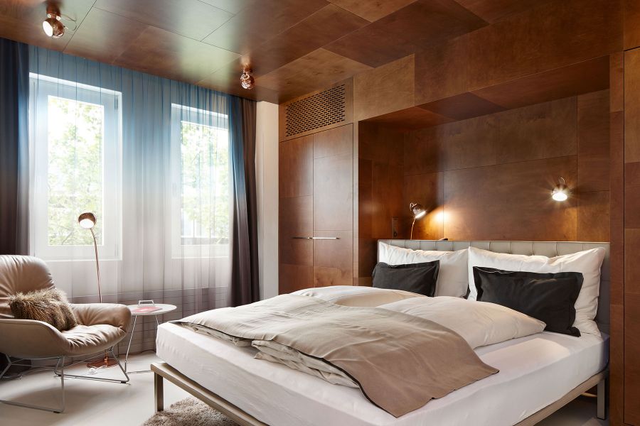 Hotelzimmer des Ema House mit Doppelbett und Sessel