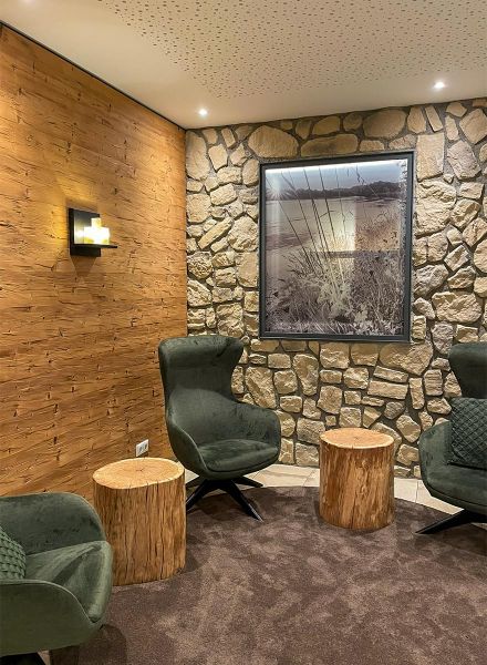 Lounge und Wartebereich vor der Rezeption im Gasthof Hummel in Stammham