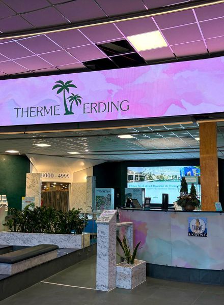 Eingang zur Therme Erding mit Bildschirmwand oberhalb Empfang