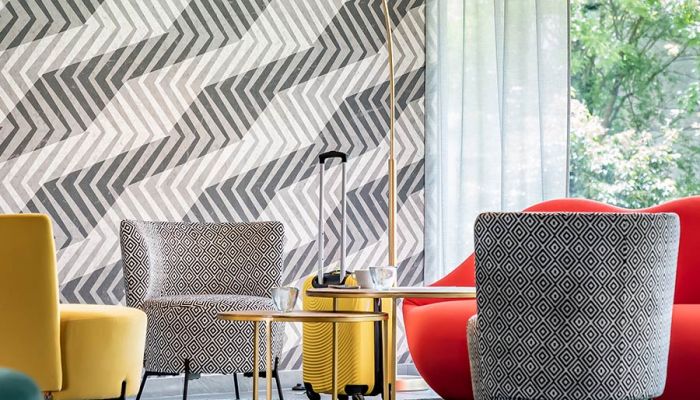 Bunte Sitzgelegenheiten in der Hotel-Lobby