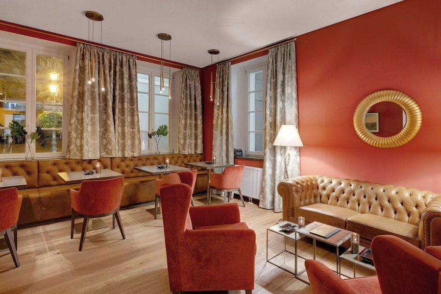 Gemütliche, kleine Bar des Emichs Hotel.