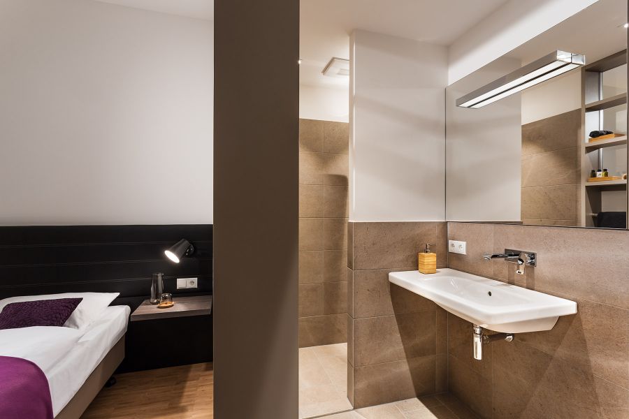 Zimmer- / Badansicht im Hotel K99 in Radolfzell