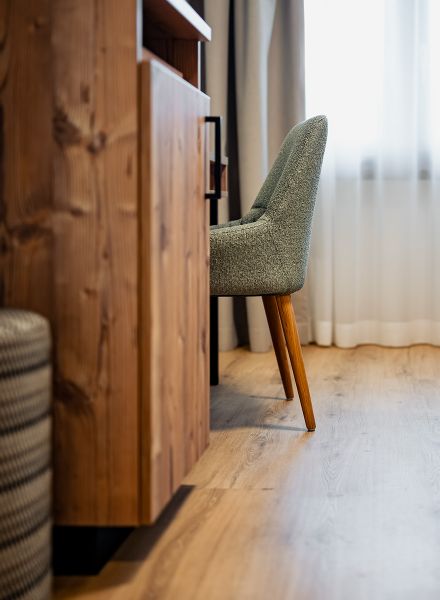 Schreibtischstuhl aus Holz für komfortables Wohnen und Mitarbeiterwohl