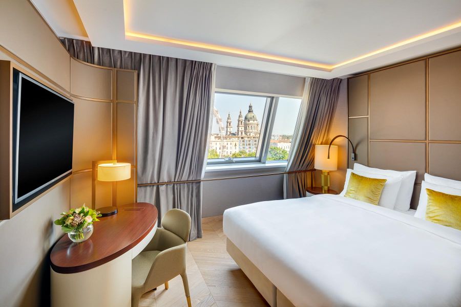 Hotel-Schlafzimmer mit indirekter Beleuchtung