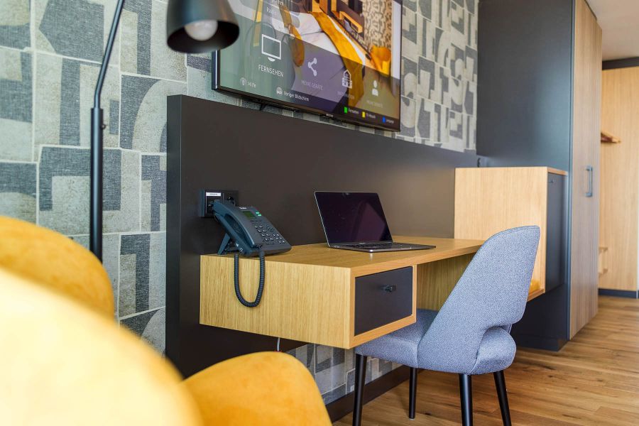 Schreibtisch und Stehleuchte im Hotel