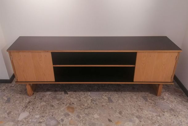 Ein Sideboard aus Holz: das Gesellenstück von Tobias aus der Schreiner-Ausbildung