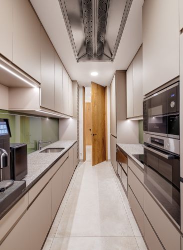 lange Küchenzeile mit Kaffemaschine und Ofen sowie Mikrowelle geplant und gestaltet von Appia Contract