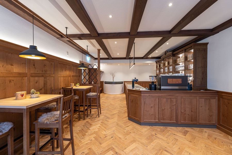 Gasthof mit Schanktheke aus Holz