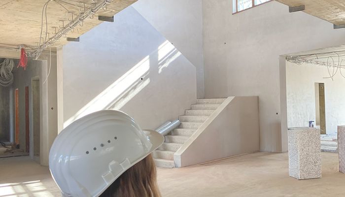 Open Lobby und Treppe im Bau mit Bauhelm auf der Baustelle der Ronald McDonald Kinderhilfe Stiftung in Vogtareuth