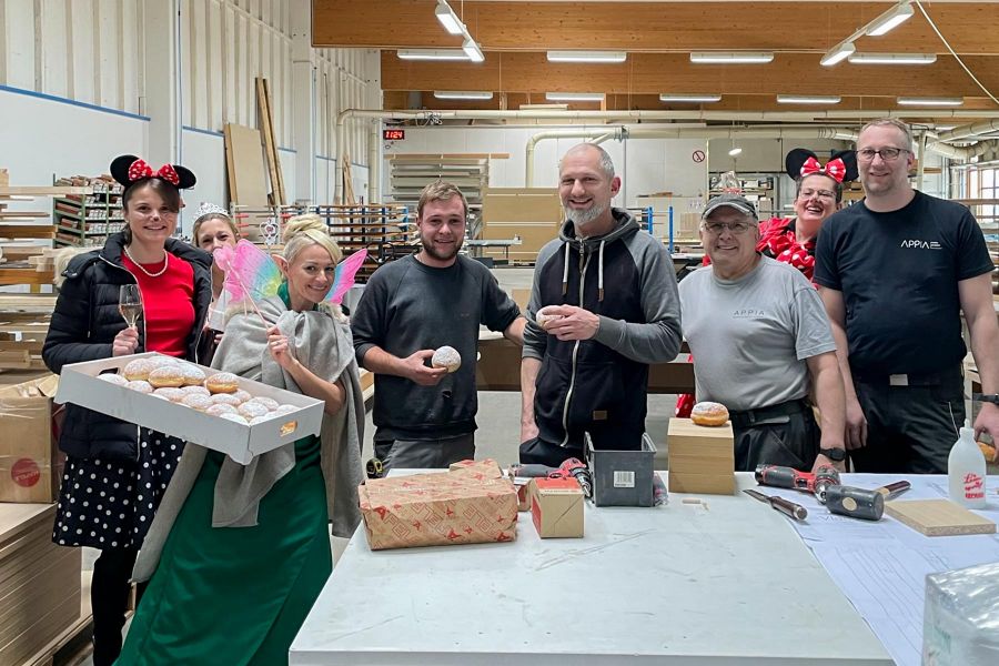 Unsere M&auml;dls verteilen Krapfen in der Fertigung von APPIA