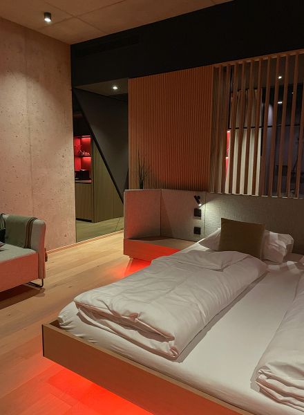 Hotelzimmer mit Smart Home Loxone im Loxone Campus